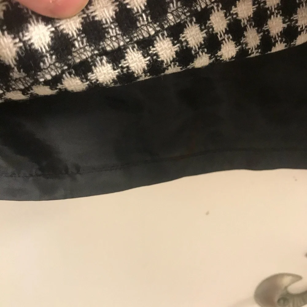 Tahari EUC black and wool houndstooth skirt - Picture 6 of 6